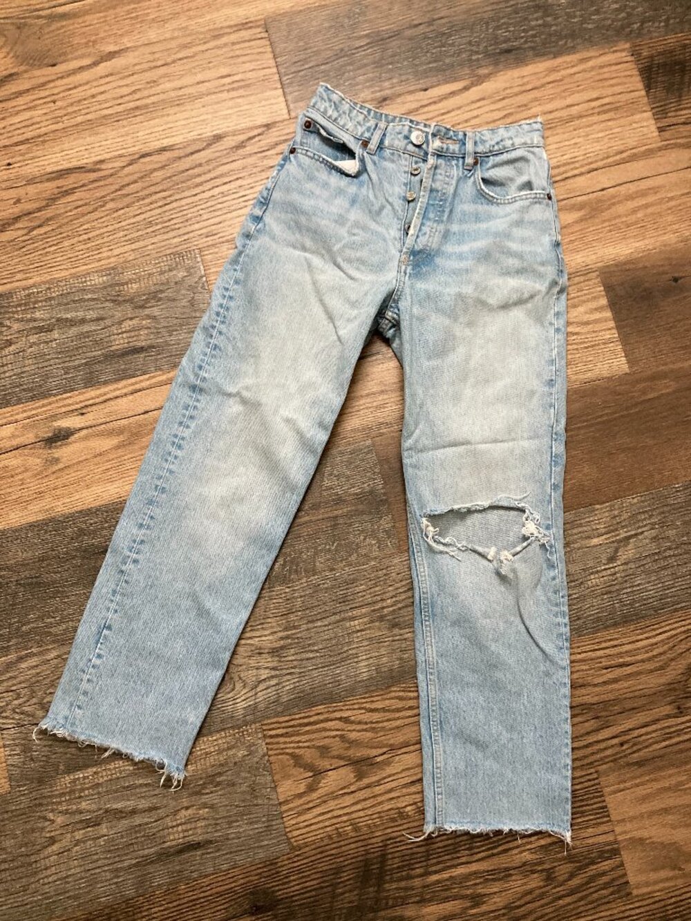 ZARA ripped straight jeans, size US 2 EUR 34 MEX 24
